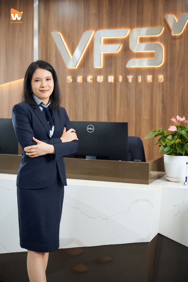 Chân dung dọc toàn thân nhân sự VFS Securities tại quầy giao dịch